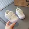 Zapatos para Caminar de Bebé Otoño 2026 Superficie de Cuero Antideslizante Zapatos Deportivos para Bebé Niño Transpirables Zapatos de Interior para Bebé Niña