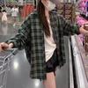 Primavera e Outono 2024 Nova Camisa Xadrez Estilo Hong Kong Retrô Manga Comprida Feminina Design Solto Sense Scrub Camisa Jaqueta