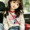 Camiseta listrada de manga longa 100% algodão para meninas 2026 nova coleção primavera e outono estilo ins casual versátil top infantil camada base moderno