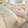 Juego de ropa de cama puro algodón de cuatro piezas, modelo nuevo 2026 100% algodón, apto para todas las estaciones, incluye sábana plana, funda de edredón y juego de sábanas ajustables de tres piezas