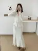 Nuevo Conjunto de Punto de Dos Piezas para Mujer Otoño/Invierno 2026: Cárdigan Suéter de Punto con Escote en V y Flores Tridimensionales + Falda de Cintura Alta Estilo Suave