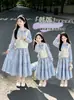 Conjunto coreano de tres piezas para niñas para primavera y otoño, nuevo conjunto de chaleco de punto con cuello de muñeca azul claro y falda larga, estilo dulce para niños mayores