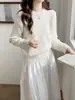 Suéter de punto de ochos con cuello redondo de punto suéter otoño e invierno estilo nuevo prenda interior corte ajustado mostrar delgado capa base de punto color albaricoque