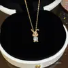 Lindo Conejo Rosa Acero de Titanio Color Libre Collar Diseño para Mujer Sentido de la Moda Lujo Ligero Colgante Nicho Lindo Dulce Cadena para Clavícula