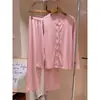 Pijama rosa doce de veludo com mangas compridas para mulheres, novo estilo outono e inverno 2026, conjunto de roupa de casa macio e quente adequado para uso externo