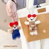 Broche de Macacão Desenho Animado Fofo Ursinho Biscoito Chaveiro de Pelúcia Pingente de Mochila Exclusivo Tendência Presente