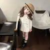 Outono 2026 nova coleção de roupa feminina estilo coreano: cardigã de tricô infantil moderno e estiloso com bordado de letras e saia de manga curta