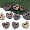 En stock venta directa protección ambiental natural hebilla de coco con dos ojales en forma de corazón botón de dibujos animados de amor de madera para ropa infantil corazón de melocotón