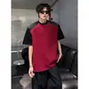 Camiseta masculina de manga curta color-block preta e vermelha da marca americana de moda de rua, design casual estiloso e versátil com ombreiras