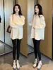 Suéter de tricô vermelho casual de comprimento médio e manga longa para mulheres, novo para o inverno de 2026, peça interna solta e estilosa