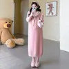 Vestido de maternidade, coleção outono/inverno 2026, gola azul-marinho, estilo preppy, fofo e jovial, vestido longo de tricô rosa claro