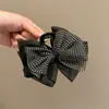 Grampo de Cabelo de Organza com Laço de Bolinhas de Alto Padrão com um Toque Estiloso para Meninas, Presilha Tubarão para a Parte de Trás da Cabeça, Acessório de Cabelo de Boutique
