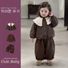 Conjunto de invierno para niñas: Chaqueta de algodón floral estilo retro, capa base con forro polar y pantalones largos casuales - un conjunto de tres piezas para niñas pequeñas
