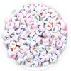 Paquete de 100 cuentas redondas planas de acrílico con fondo blanco, cuentas sueltas de una sola letra para pulseras DIY.