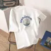 Camiseta branca de manga curta Lightning Warehouse para mulheres, gola redonda, base de verão, corte solto, plus size, top feminino com estampa simples