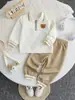 Conjunto de Otoño para Bebé Niño Nuevo Dos Piezas Oso Cuello Polo Bebé Texturizado Manga Larga Cremallera Atuendo de Otoño