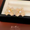Brincos de Agulha Prata com Flores de Zircônia e Pérolas Redondas, Brincos Exquisitos e Estilosos com um Toque de Luxo Leve e de Alta Qualidade, Atacado