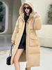 Abrigo Largo de Plumas para Mujer de Pinghu, Nuevo Estilo Invierno 2026, Hasta la Rodilla, Corte Holgado, Cálido, Elegante, Chaqueta Acolchada con Ceñidor en la Cintura