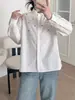 Camisa branca de manga longa bordada com coração em estilo artístico para mulheres, solta e modeladora, feita de algodão puro, adequada para usar em camadas na primavera e no outono.