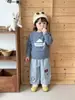 Elegante atuendo de otoño e invierno para bebés: Suéter de punto bordado estilo caricatura coreana y pantalones casuales versátiles para niños pequeños