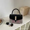 Bolsa de mão tecida estilo coreano para mulheres, nova moda 2026, bolsa quadrada pequena versátil em blocos de cor, bolsa transversal casual para o dia a dia, atacado