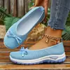 Zapatos planos versátiles de punto fly con punta fina para mujer, zapatos tipo mom transpirables de suela blanda para mediana edad y ancianos, talla grande, ligeros, antideslizantes y fáciles de poner para caminar