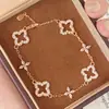 Pulseira Clássica Popular Xiaohongshu de Trevo de Quatro Folhas Vazado com Pedras Completas para Mulheres, Joia Estilo Vintage, Pulseira de Moda de Nicho de Luxo Leve