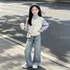Conjunto Suave de Estilo Coreano para Niñas de Primavera y Otoño: Conjunto de Tres Piezas: Chaleco de Punto con Lazo, Camisa, Pantalones de Mezclilla Bordados con Estrellas