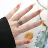 Anel Aberto com Design de Nicho Interessante Feito de Aço Inoxidável, Anel para Dedo Indicador com um Toque de Luxo Leve, Moderno e Fashion, Acessório Versátil Estilo Coreano