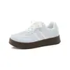 Zapatillas de plataforma versátiles de moda estilo coreano para mujer, colección otoño 2026, populares entre los estudiantes, perfectas para usar en el campus, ir al trabajo y ocasiones casuales, estilo de zapatilla de entrenamiento alemán