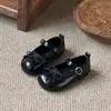 Sapatos de princesa estilo coreano para meninas 2026 primavera e outono sapatos de couro pequenos versáteis para crianças com solas macias para apresentações de meninas pequenas e para combinar com saias