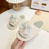 Chinelos infantis estilo coreano, com estampa de laço para meninas doces, coleção outono/inverno 2026 para meninas, chinelos fofos de uma tira para casa