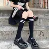 Meias 3/4 JK de Xadrez Preto e Branco Estilo College Meias de Cano Alto Xadrez Losangular Meias para Panturrilha Meias Meio Joelho Femininas Costura Fashion Meias Longas
