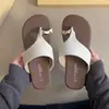 Sandalias planas metálicas antideslizantes retro versátiles con anillo para el dedo del pie para mujer, nuevo estilo de verano 2026 chanclas de playa