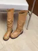 Botas de novo estilo 2026, versáteis e estilosas, com saltos grossos, solas grossas e design de bico redondo, para mulheres
