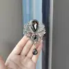 Elegante broche de cristal para mulheres, alfinete floral da moda cravejado de diamantes, acessório versátil para ternos, corsage de luxo leve e estiloso