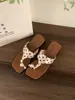 Chanclas Chuyuji de gama alta con tacón bajo, sandalias de tiras con cuña para mujer, sandalias de lunares con tiras para el dedo del pie y perlas para uso en exteriores