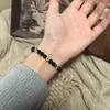 Esta manhã, fiquei impressionado com a pulseira de contas da moda estilo chinês da Jingzhu Guochao. É elegante, versátil e tem um toque sofisticado. É uma pulseira de estilo tradicional, que atrai sorte, para casais e amigos próximos.