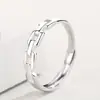 Anillo de Pareja Fortaleza Asediada Un Par de Anillos de Dedo de Tendencia de Moda Anillo Sencillo Pequeño Fresco de Circonita Anillo Abierto de Pareja