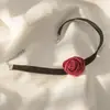 Colar Gola Floral com Flores Vermelhas, Colar Gravata de Noite Feminino, Corrente de Clavícula Fashion e Sexy, Colar de Moda Rosa para o Dia a Dia