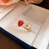 Anillo abierto con gota de aceite flor de fresa estilo vacacional fresco dulce temperamento anillo dedo índice lujo ligero sensación de alta gama joyería para manos mujer