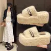 Chinelos peludos femininos da moda para usar ao ar livre, modernos para outono e inverno, com sola grossa 2026, chinelos de algodão para casa com pérolas, novos antiderrapantes para uso doméstico