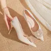 Salto Alto com Fivela Quadrada de Metal Estilo Francês Moda Feminina Elegante Principal Vestido de Casamento Sapatos de Casamento Xiuhe Boca Rasa Salto Agulha Não Cansa o Pé Sapatos de Salto