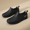 Botas de chuva femininas da moda, perfeitas para uso no trabalho e na cozinha, apresentando sola antiderrapante, material ultrassuave, design de corte baixo e propriedades resistentes a odores. Estas são galochas de chuva para adultos femininas, também adequadas como sapatos casuais.