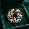 Elegante broche redondo de cristal con forma de hoja, alfiler de aleación con pedrería, adecuado para trajes, abrigos y vestidos formales, un accesorio lujoso