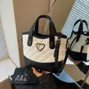 Bolso de mano de alto grado con contraste de color de diamante para mujer, nuevo 2025, simple estilo coreano, bolso tipo cubo, moda coreana, bolso cesta de comida