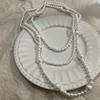 Elegante cadena de clavícula de perla blanca multicapa estilo Chanel retro francés, elegante collar de cadena para uso diario en suéteres para mujer.