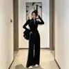 Conjunto de ropa deportiva casual de alta gama estilo europeo para otoño, con un top negro de manga larga que estiliza y pantalones de pierna ancha, un conjunto de dos piezas moderno
