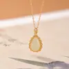 Colgante de plata de ley S925 chapado en oro Yiluyin con jade Hetian, nuevo diseño hueco estilo chino, colgante de plata versátil y elegante para el día a día, forma de gota de agua