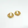 Bv con baño de latón incrustación de oro de 18K personalidad de moda diseño de torsión enrollado anillo pendientes de estilo de lujo ligero pendientes pendientes pendientes